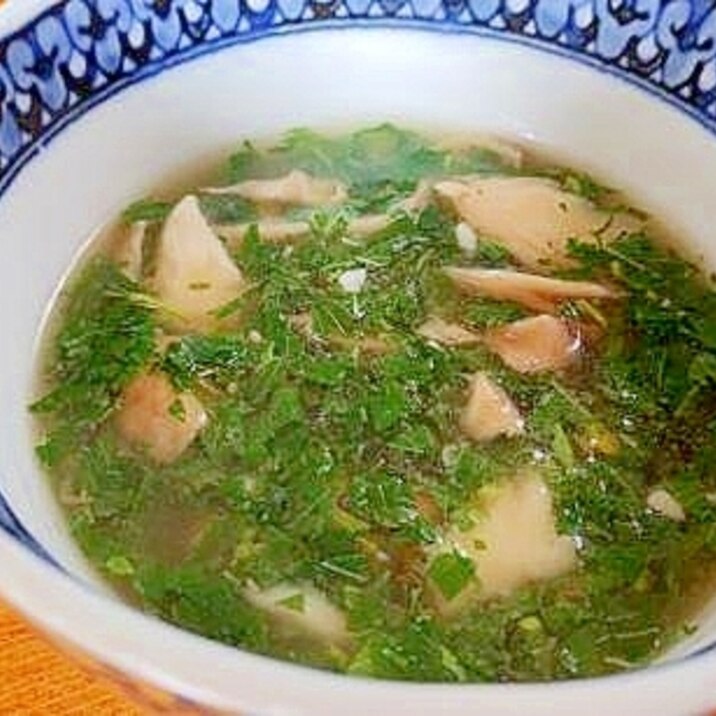 モロヘイヤと　舞茸の　スープ